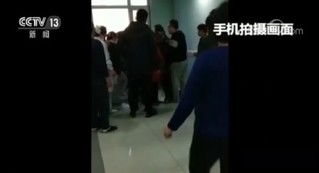 悲情瞬间，男子医院跳楼前与儿子视频的瞬间