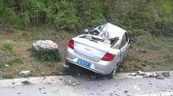 高速塌桥惊魂时刻，亲历者讲述占满车道阻拦后车的经历