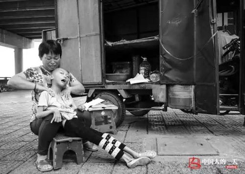 母爱之力，流浪母女的生活挣扎