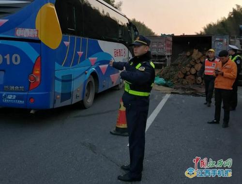 大货车阻路，警方迅速处置保障公共安全