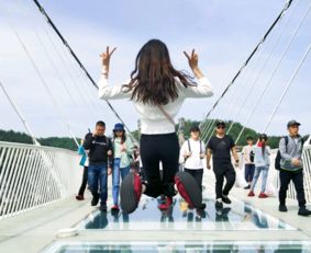 昏黄人影，免费短剧的魅力之旅