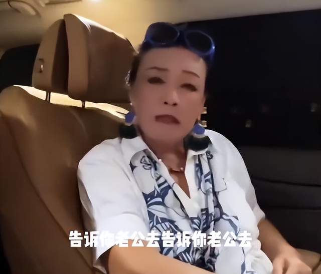 张兰直播意外摔倒，网友热议不断