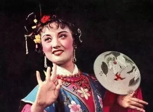 《为母则刚》短剧在线观看，给二妈请安，一份深厚的情感与尊重的表达短剧在线观看，给二妈请安电视剧全集播放免费观看短剧在线观看