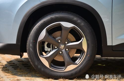 汽车胎压比左前轮高多少