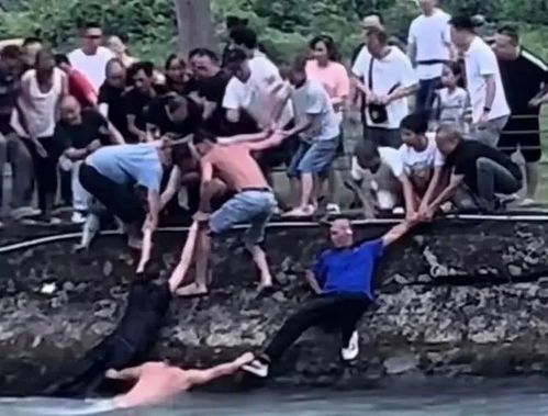父亲英勇救人瞬间，感人短剧免费观看