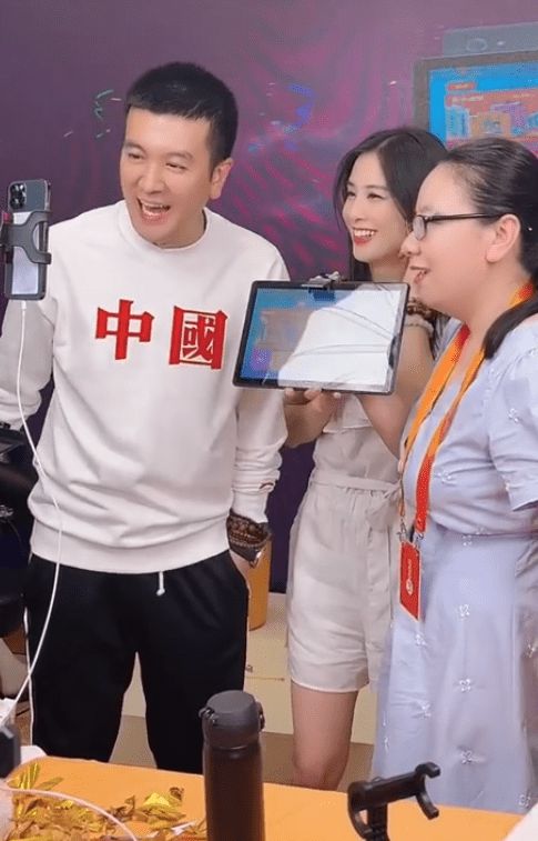 免费观看，女孩表白短剧，甜蜜浪漫之旅启程