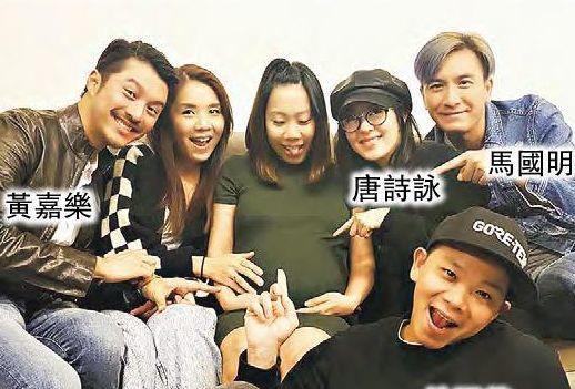 圣诞前夜与家人朋友共赏免费短剧的温馨时光