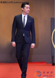 免费短剧，西装男人奔跑的瞬间