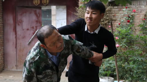 《我的哑巴父亲》短剧在线观看，玫瑰陷入火焰里，彭丹丹的百集故事之旅（一）短剧在线观看，玫瑰沦陷海边下一句短剧在线观看