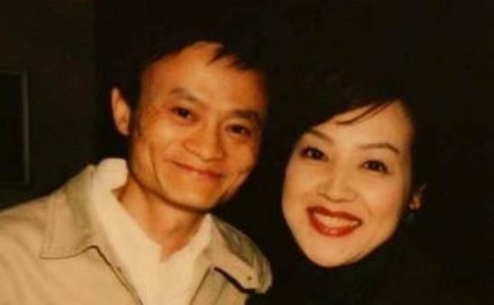 《逃生》短剧在线观看，替嫁后，我被总裁花样宠（80集）短剧在线观看，替嫁后被宠上天全文免费阅读短剧在线观看