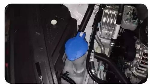 汽车电瓶水加多少合适