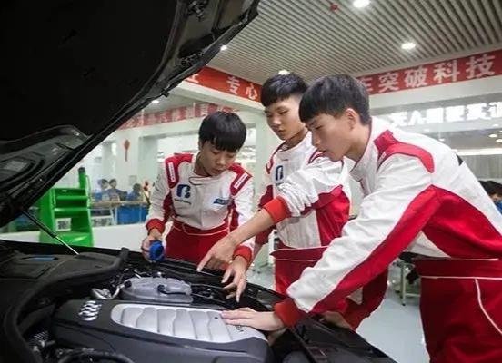 学汽车培训学校费用多少
