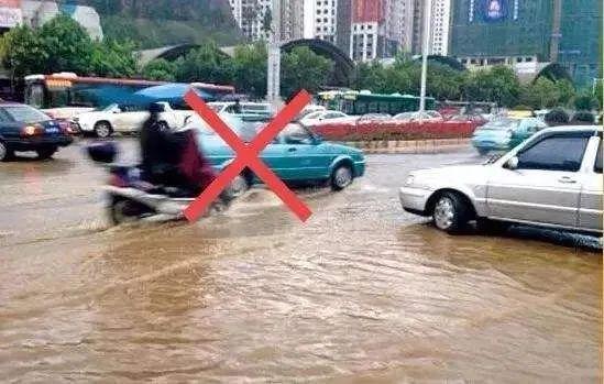 下雨天汽车电压多少