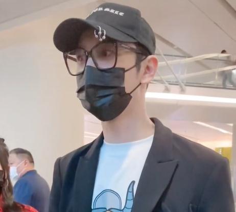 黄晓明唐嫣于适同框(黄晓明、唐嫣与于适罕见同框，引发粉丝热议)