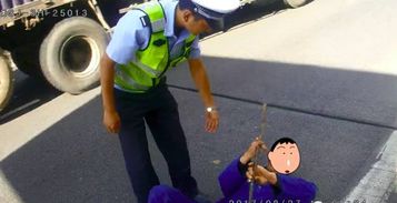 老人积水中倒地 民警未搀扶被免职(老人积水中倒地，民警未搀扶被免职事件引发的思考)